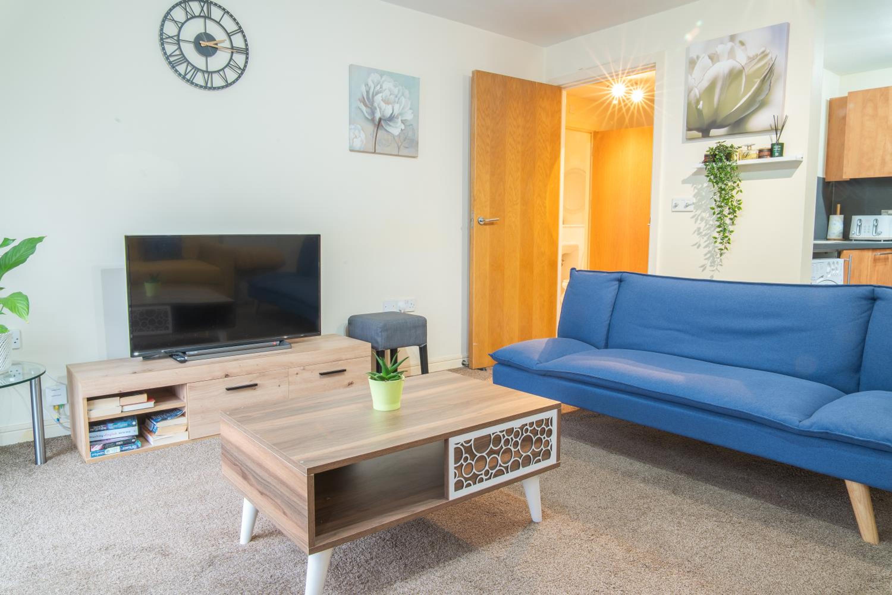Stay in our Stylish Flat! & secure building & sleeps up to 4 view 3