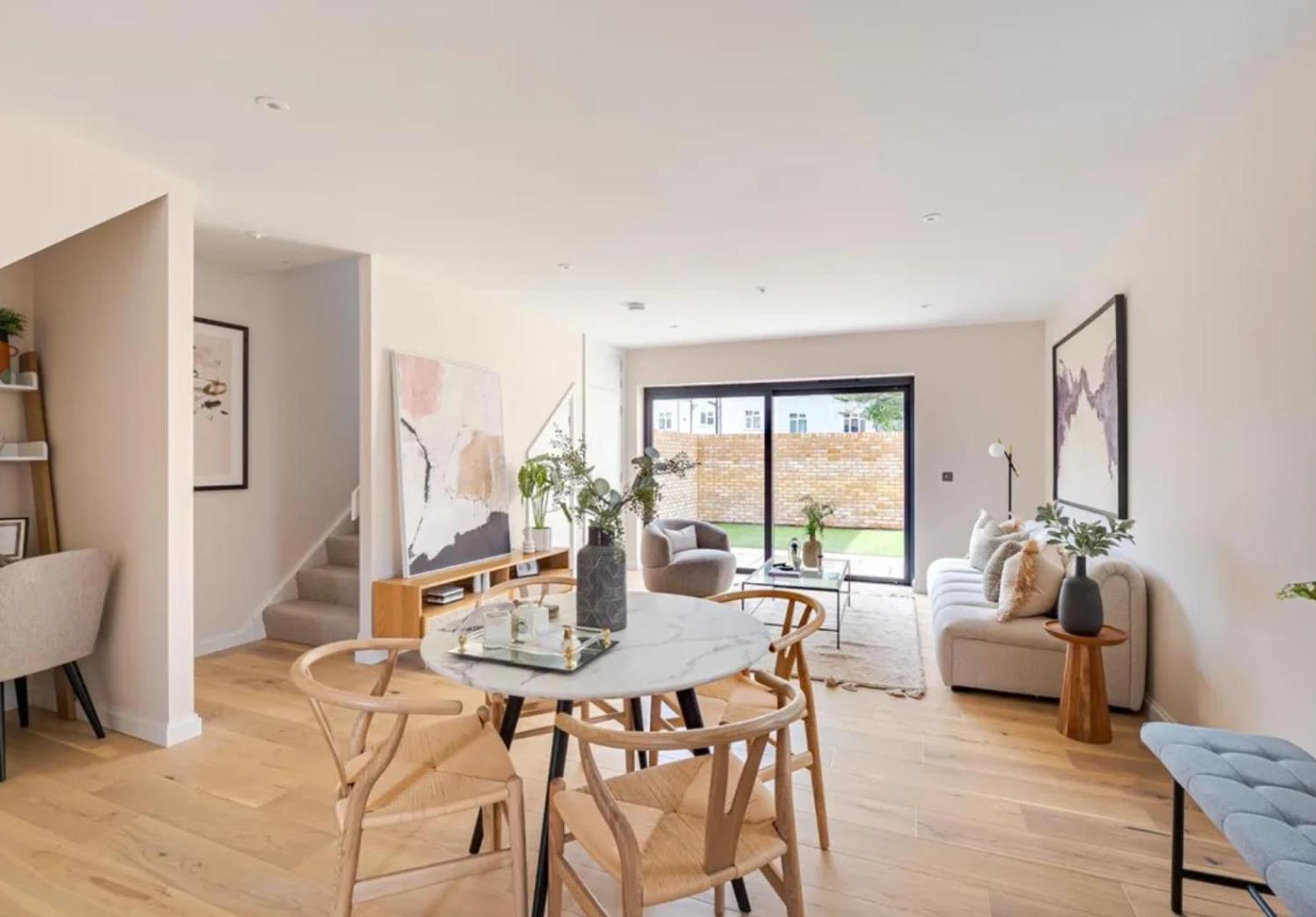 Kings Mews Elegance: City Sparrow's Premier 2-Bedroom Residences view 2