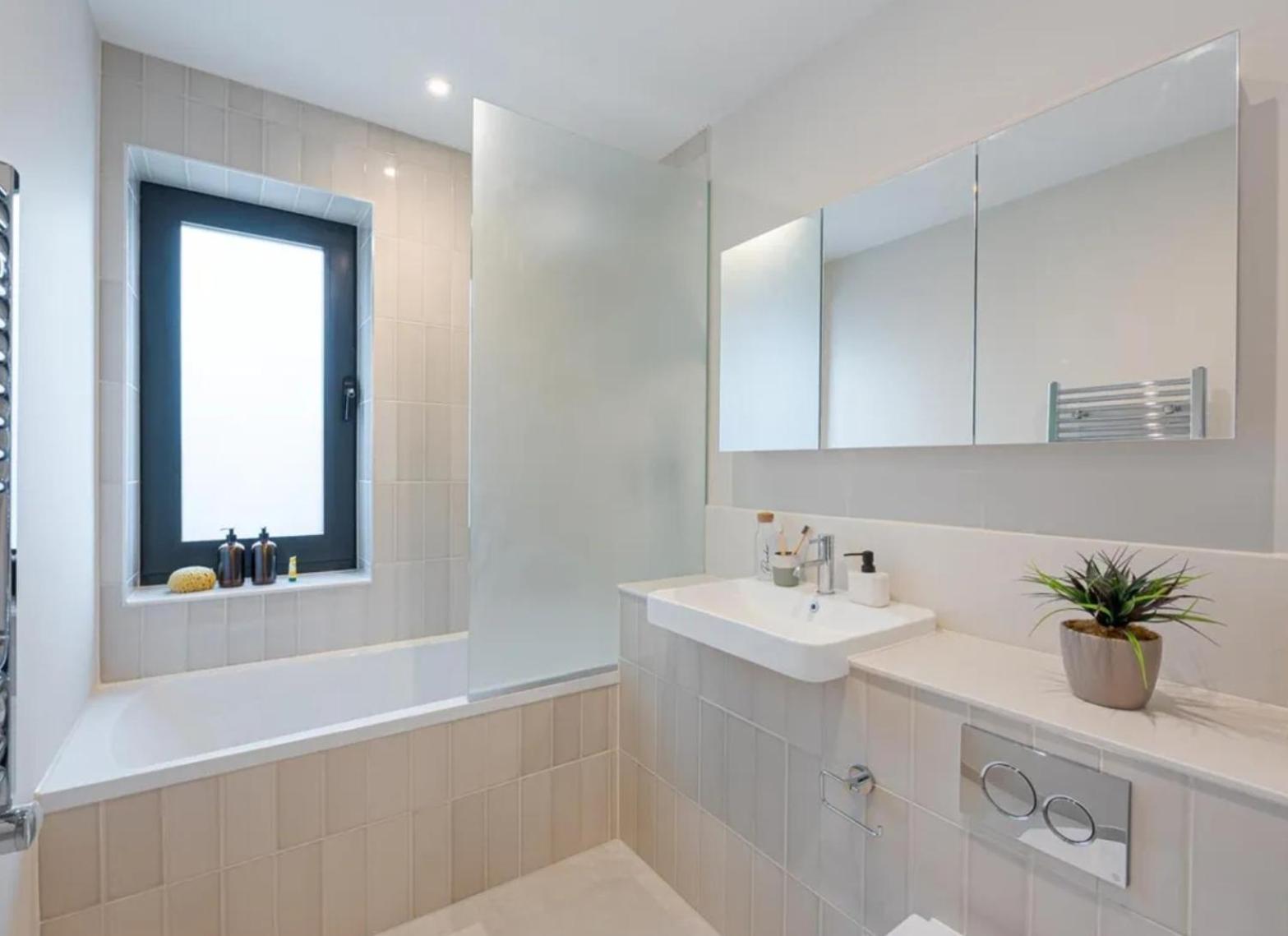 Kings Mews Elegance: City Sparrow's Premier 2-Bedroom Residences view 3