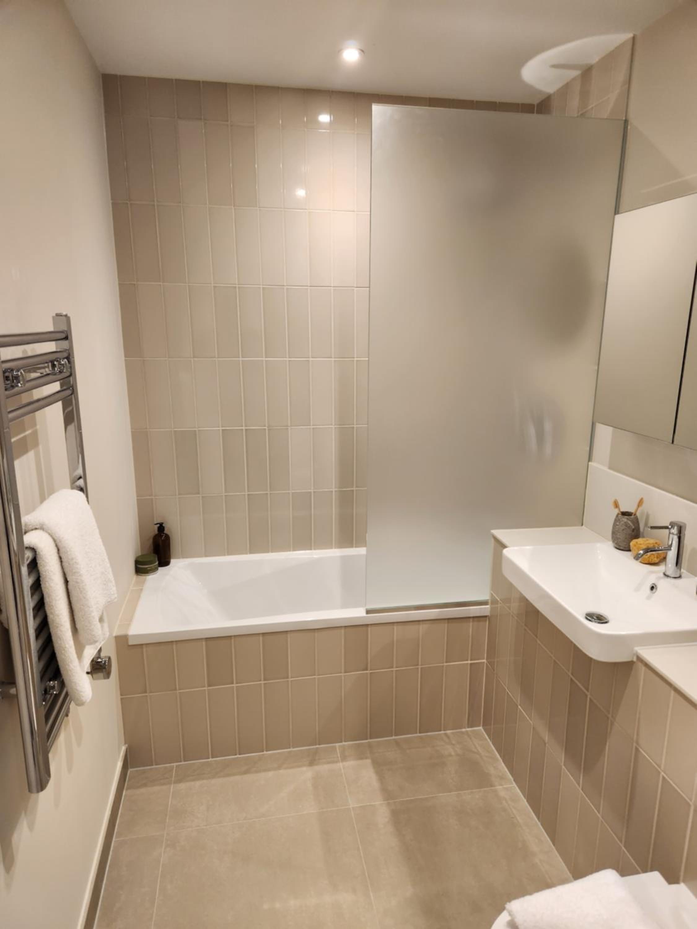 Kings Mews Elegance: City Sparrow's Premier 2-Bedroom Residences view 4
