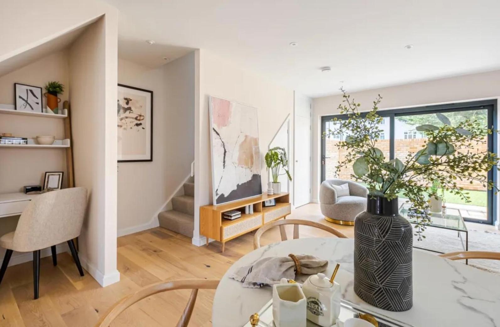 Kings Mews Elegance: City Sparrow's Premier 2-Bedroom Residences view 5