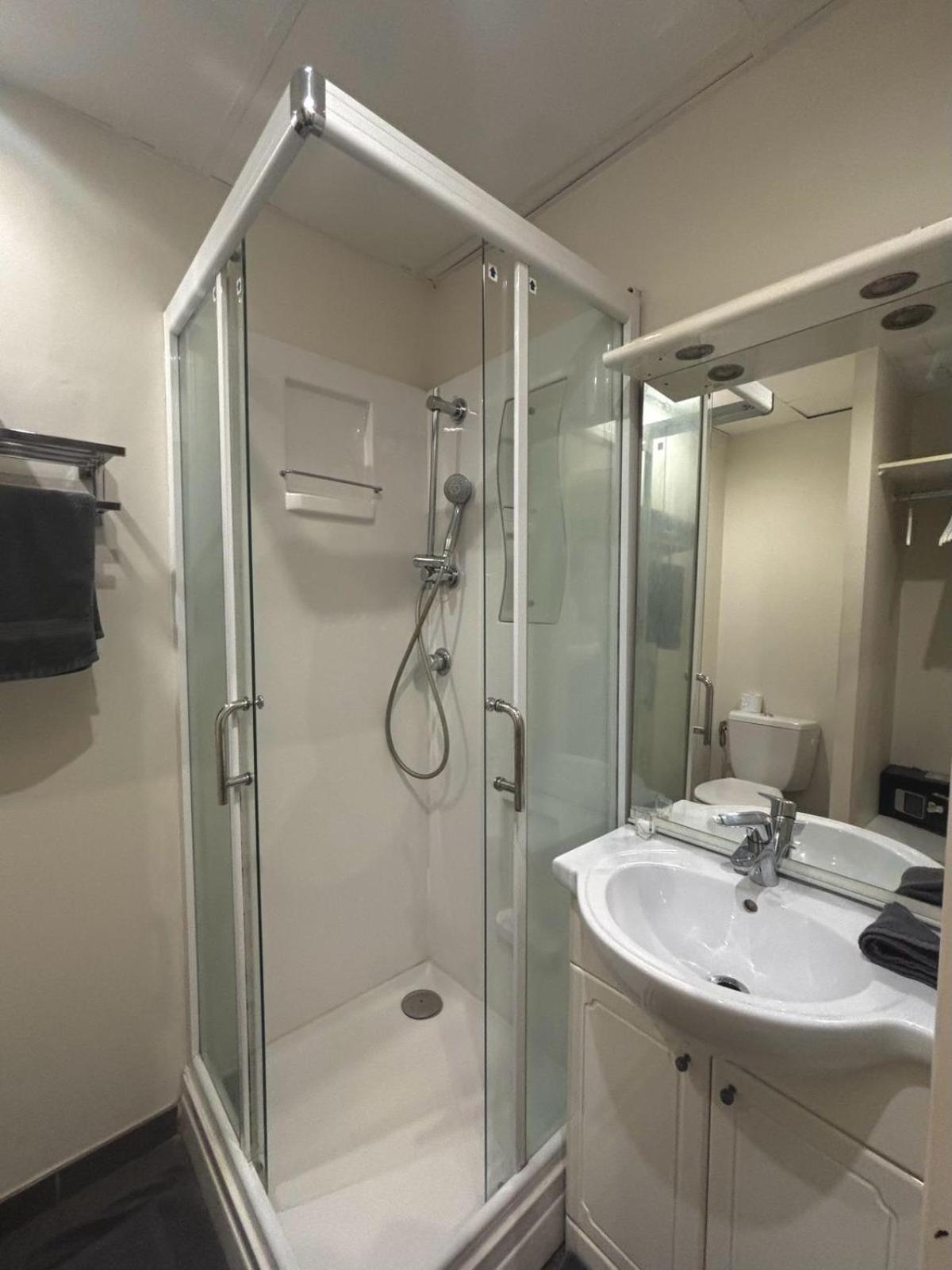 Meublés Gambetta en Cannes — bathroom