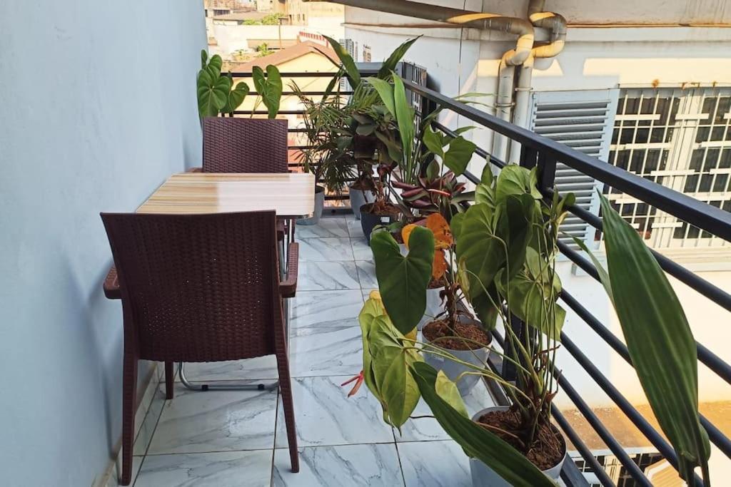 Vue imprenable sur ville et jardin