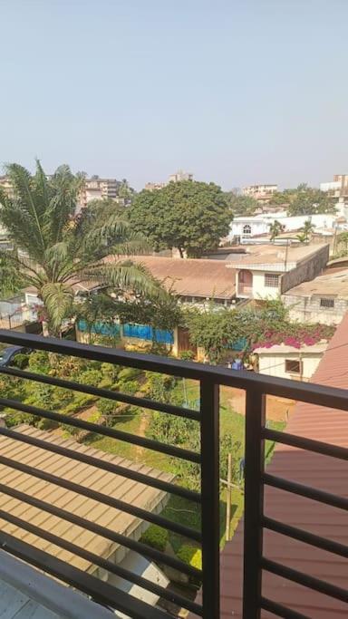 Vue imprenable sur ville et jardin
