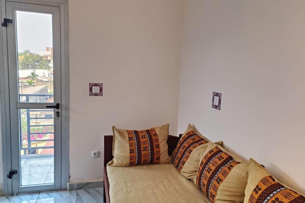 Vue imprenable sur ville et jardin