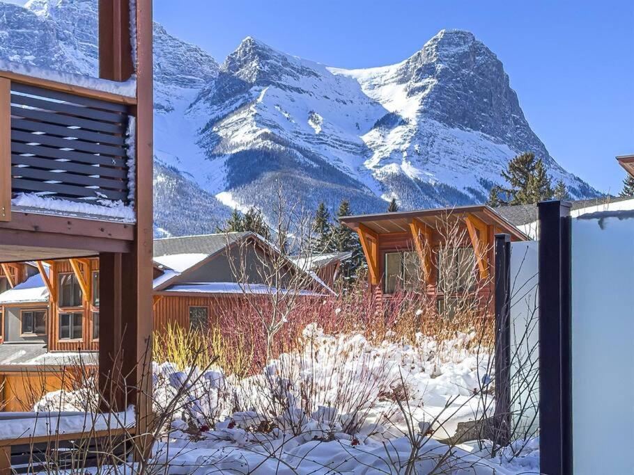 Luxury Mountain Haven Views Hot Tub Patio Spacious Quiet Central