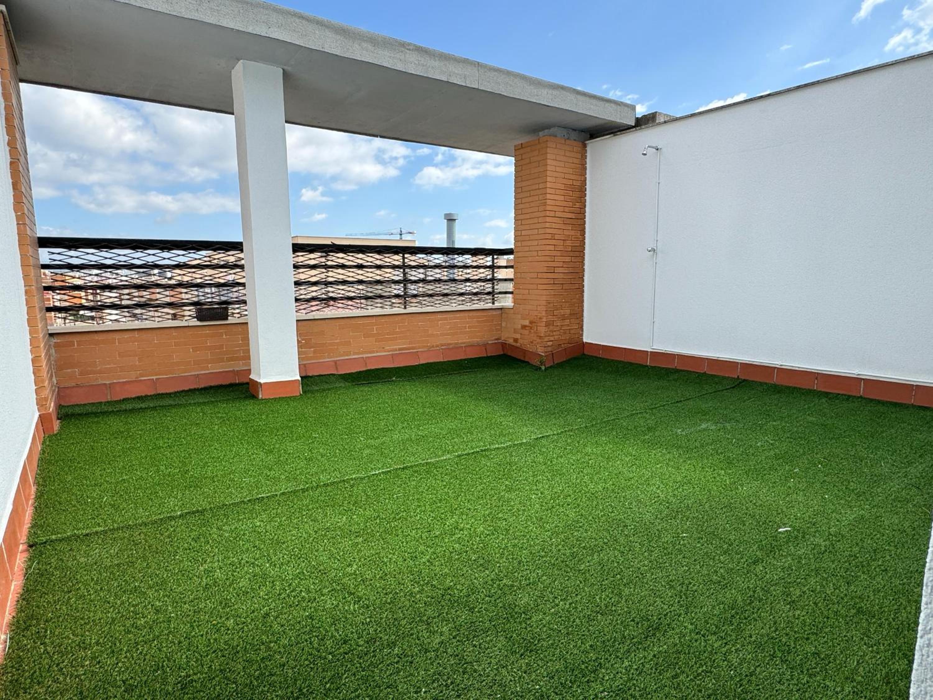 Dúplex céntrico con terraza y parking gratuito
