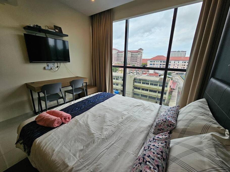 Kuching Kozi Square 2paxs Large Window CityView Infinity Pool 2E photo 1