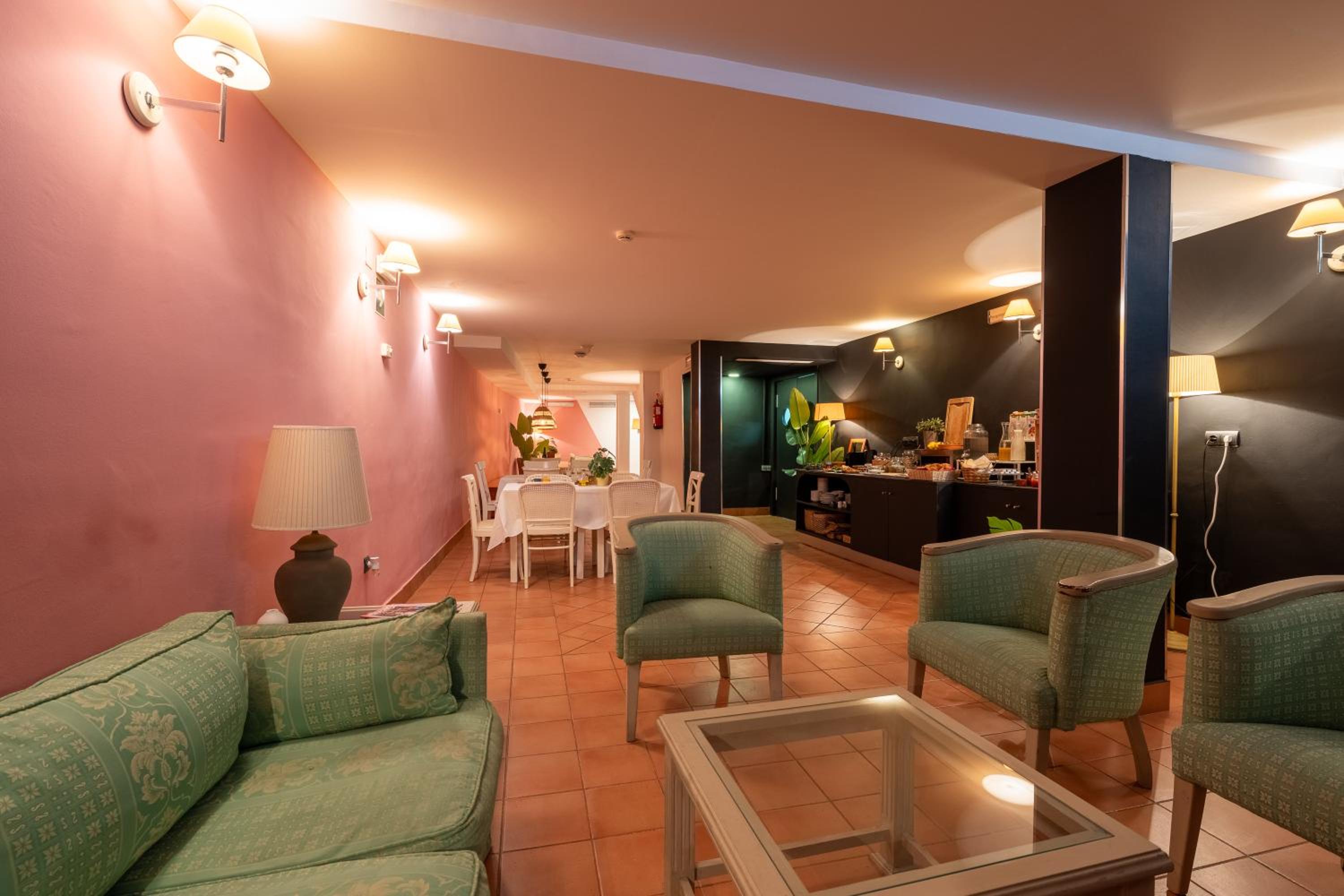 I AM La Posada Hotel and Apartment