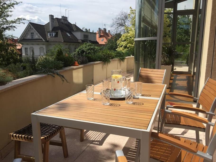 Huge luxury central Prague VILLA, 6 beds and baths, terraces, double garage