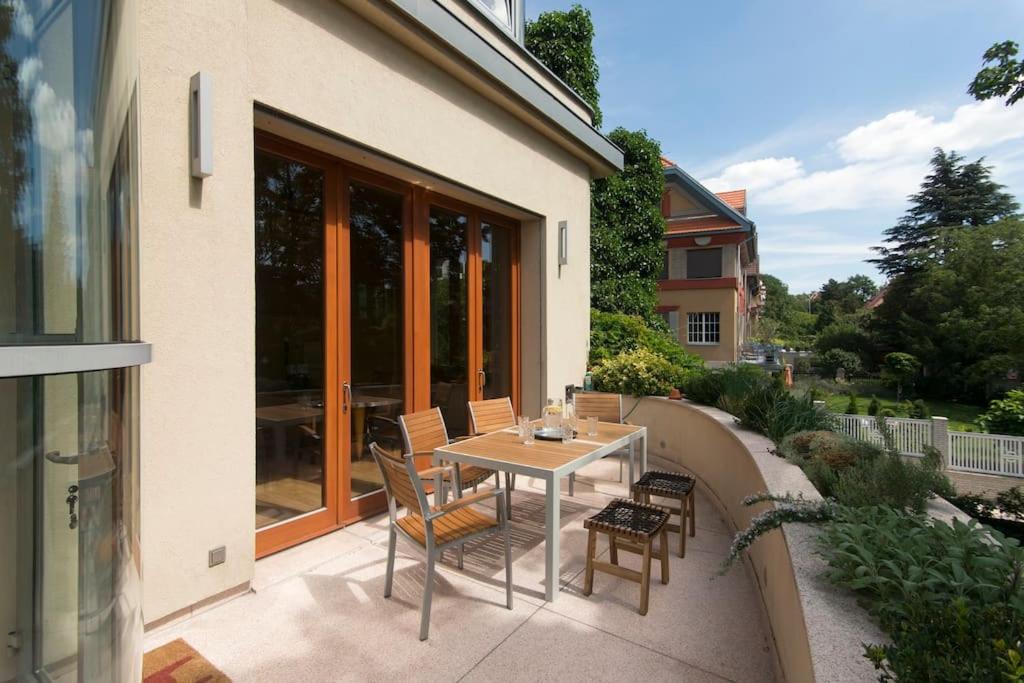 Huge luxury central Prague VILLA, 6 beds and baths, terraces, double garage