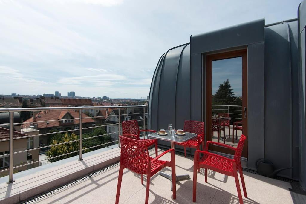 Huge luxury central Prague VILLA, 6 beds and baths, terraces, double garage