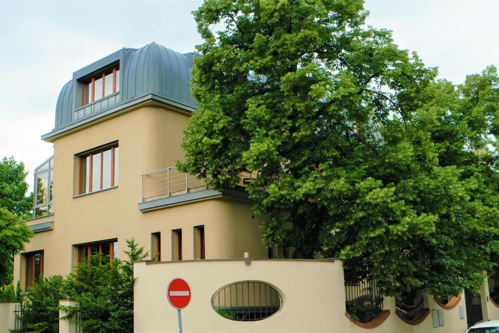 Huge luxury central Prague VILLA, 6 beds and baths, terraces, double garage