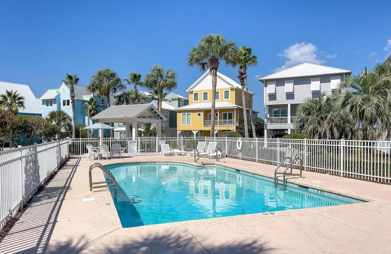 Beautiful Home Walk To Pool, Beach And Lagoon view 4