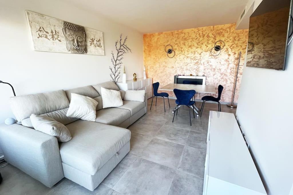 Apartment by the beach with pool and private parking