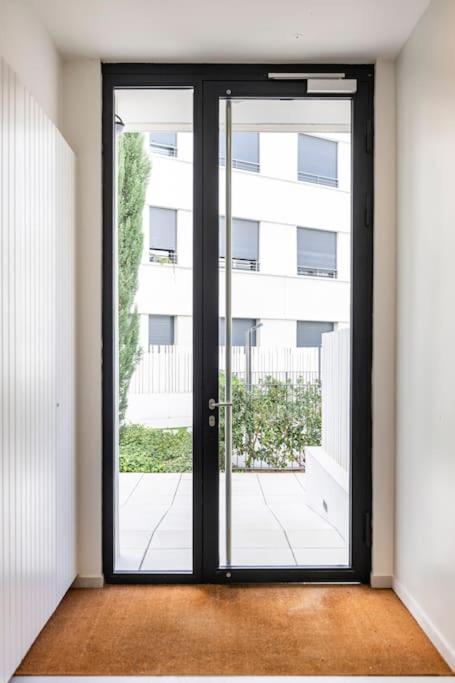 Apartment by the beach with pool and private parking