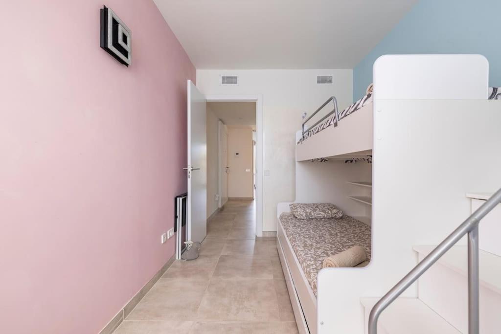 Apartment by the beach with pool and private parking