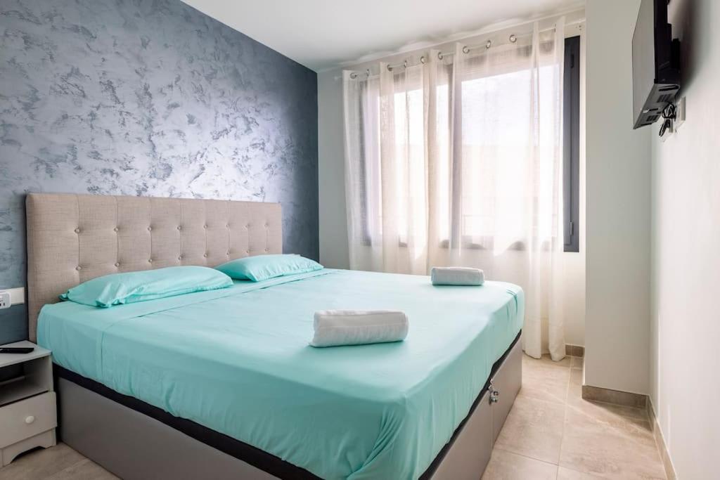 Apartment by the beach with pool and private parking