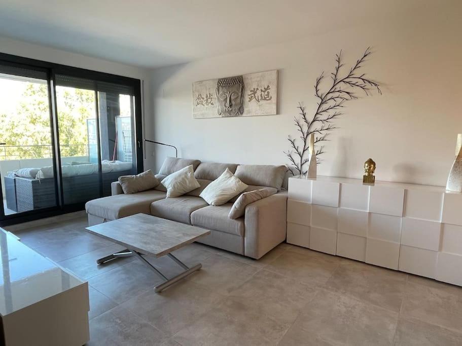 Apartment by the beach with pool and private parking