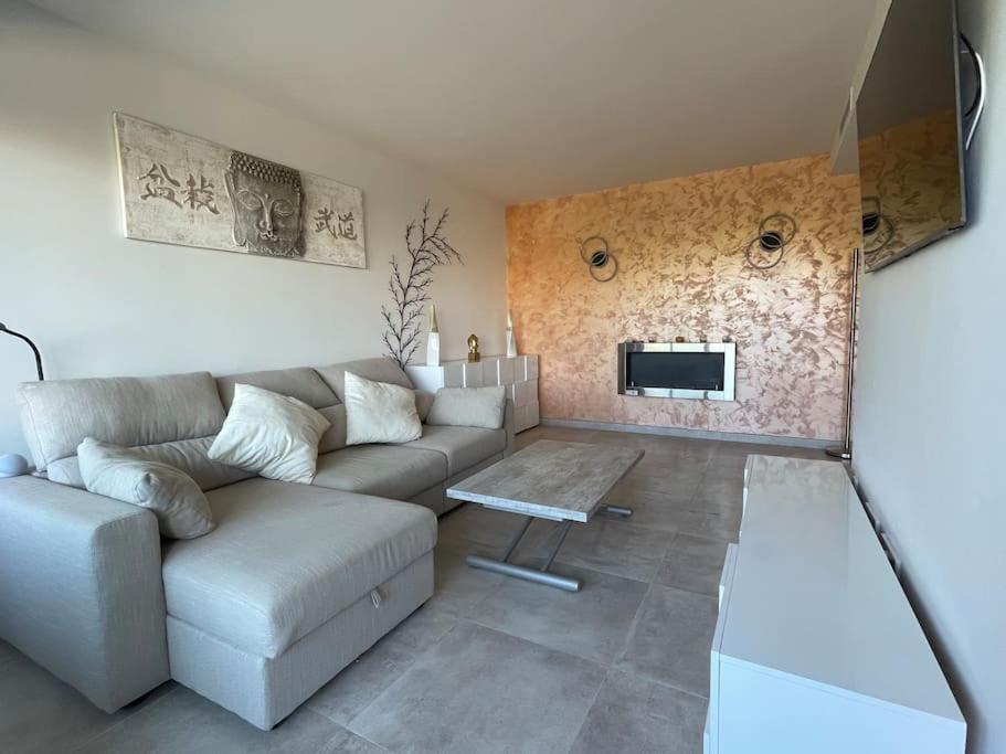 Apartment by the beach with pool and private parking