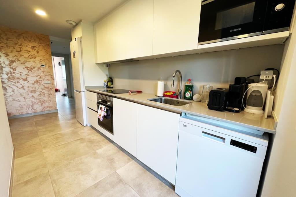 Apartment by the beach with pool and private parking
