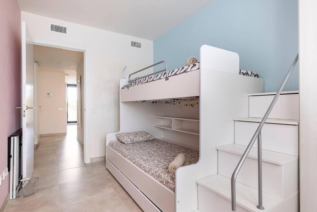 Apartment by the beach with pool and private parking