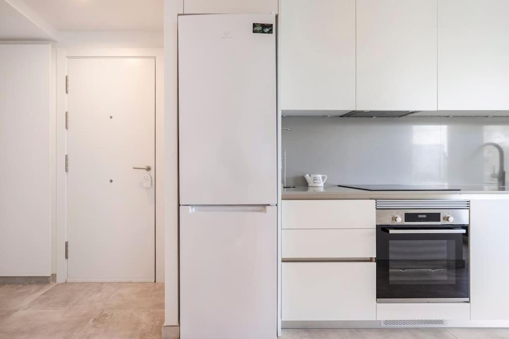 Apartment by the beach with pool and private parking
