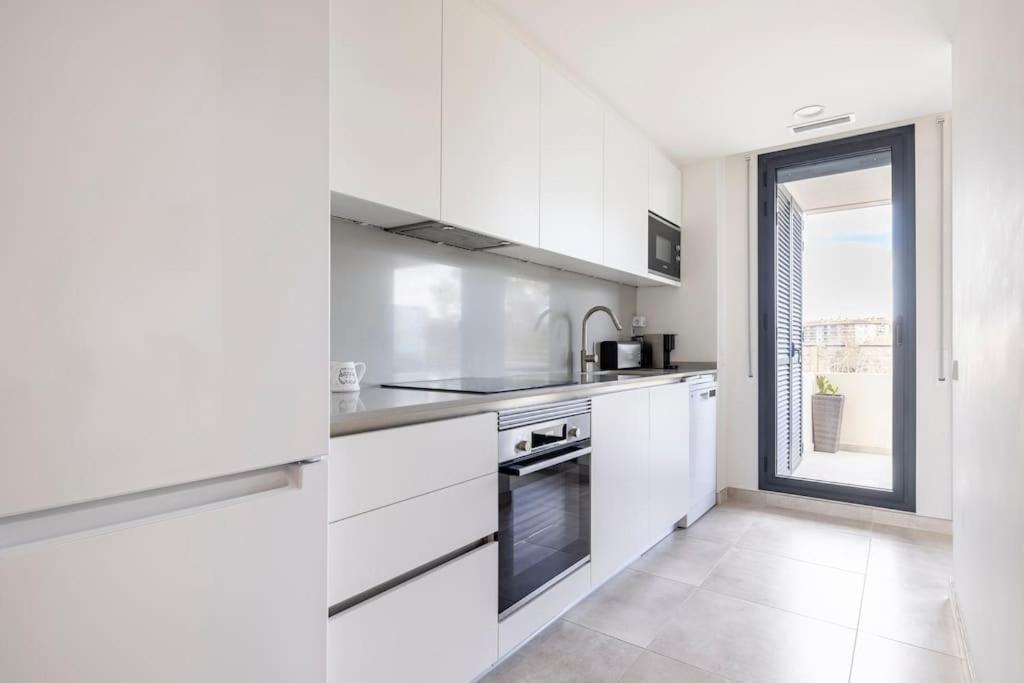 Apartment by the beach with pool and private parking