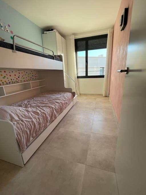 Apartment by the beach with pool and private parking