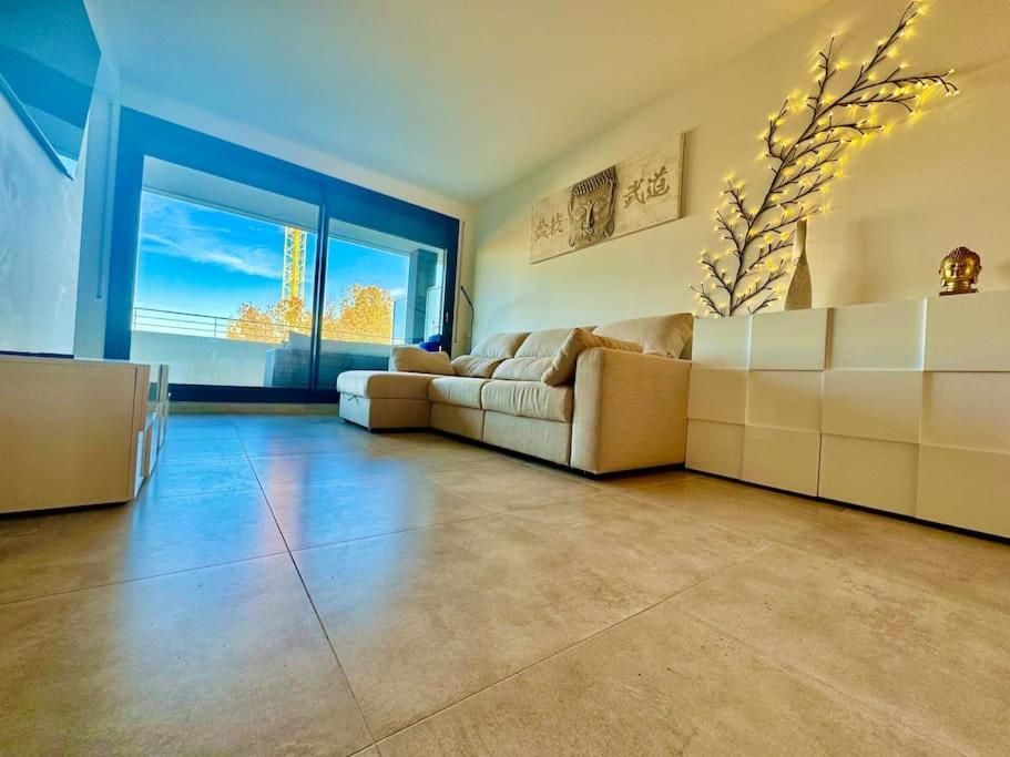 Apartment by the beach with pool and private parking