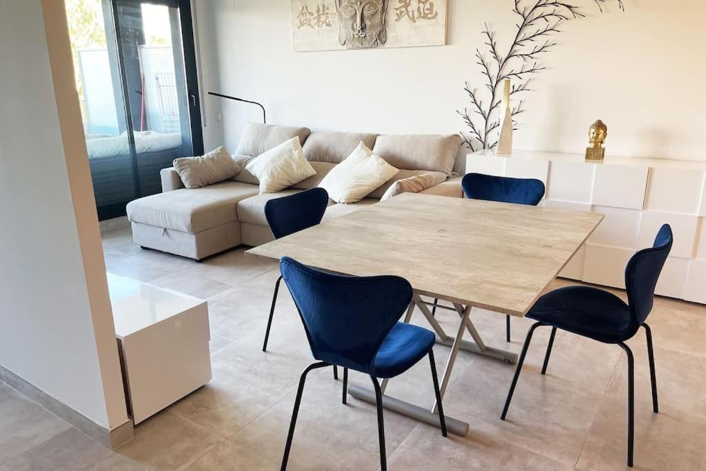 Apartment by the beach with pool and private parking