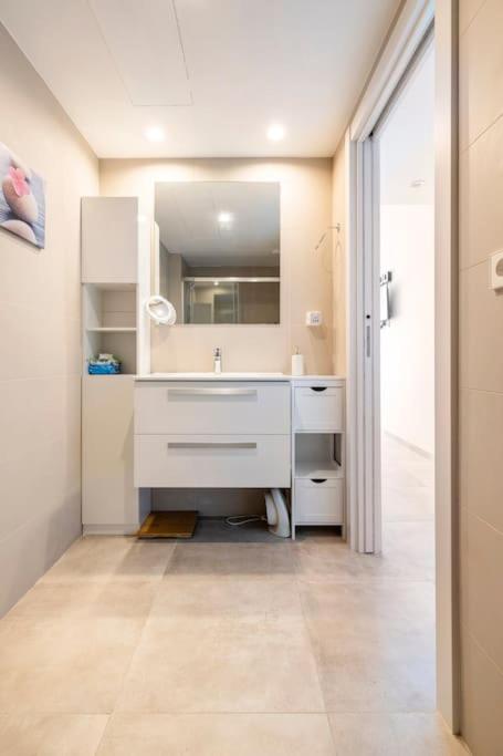 Apartment by the beach with pool and private parking