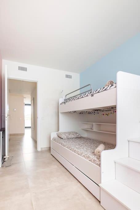 Apartment by the beach with pool and private parking