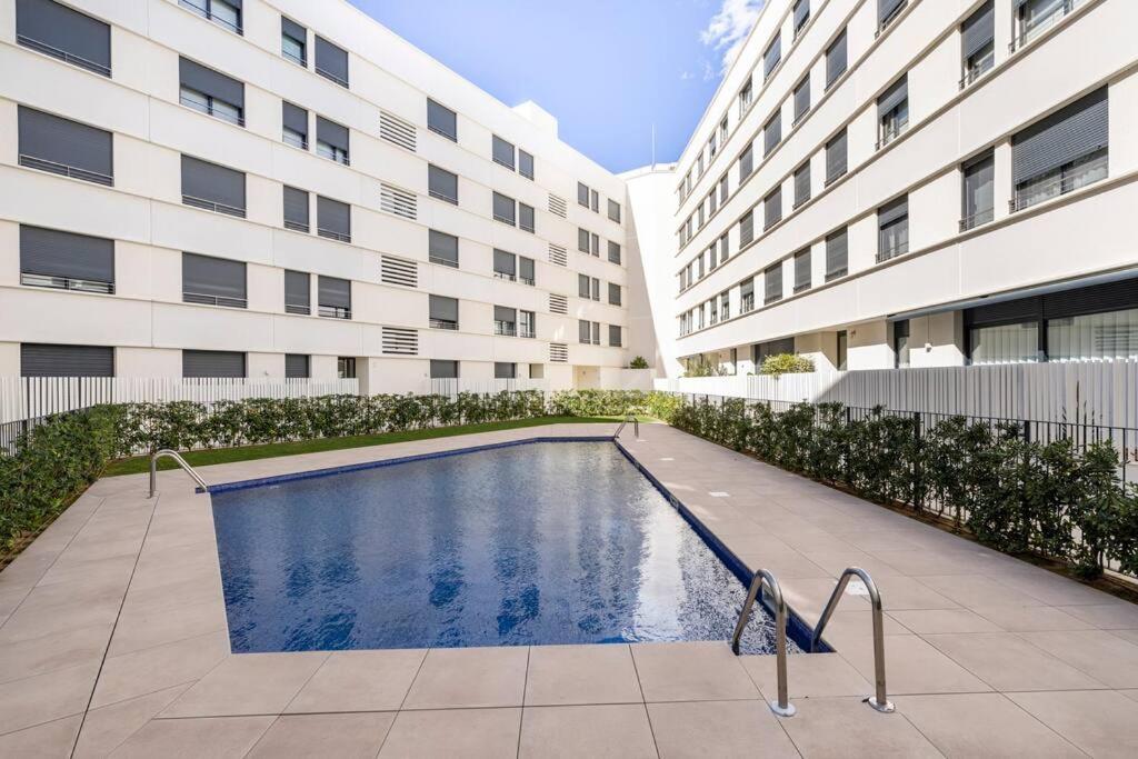 Apartment by the beach with pool and private parking