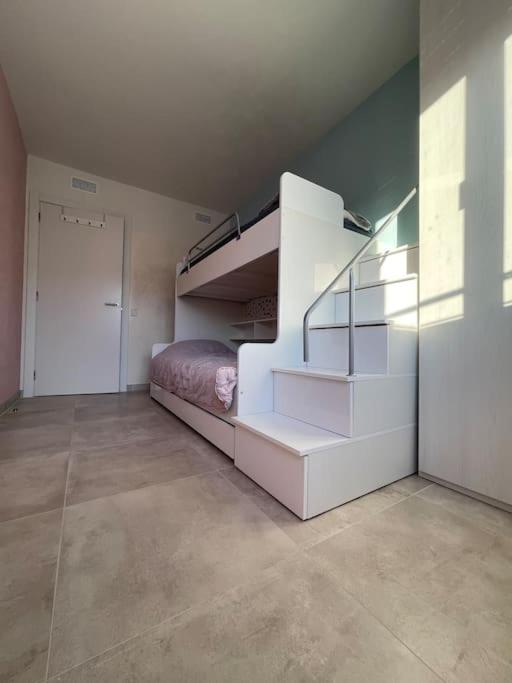 Apartment by the beach with pool and private parking