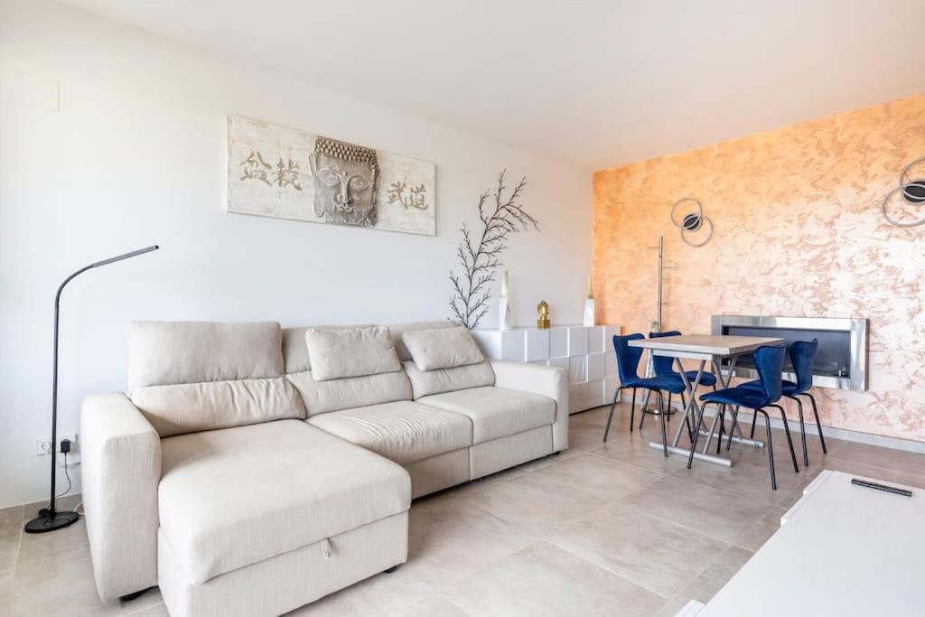 Apartment by the beach with pool and private parking