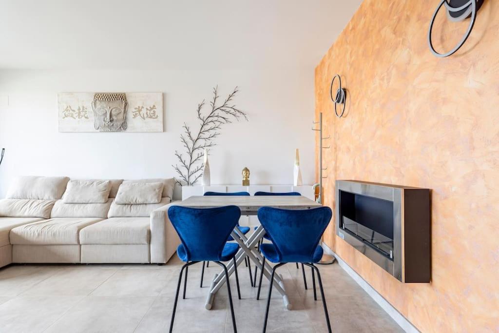 Apartment by the beach with pool and private parking