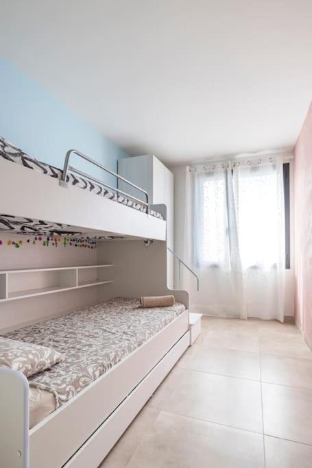 Apartment by the beach with pool and private parking