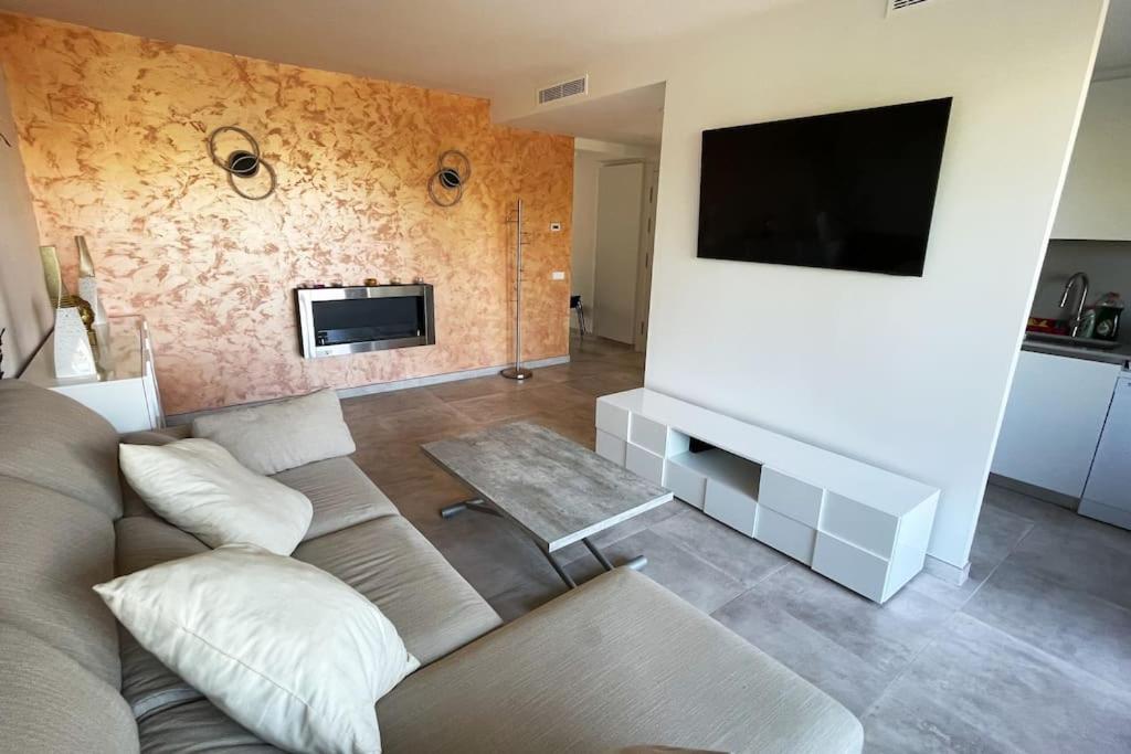 Apartment by the beach with pool and private parking