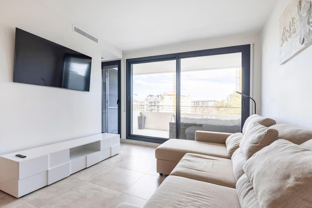 Apartment by the beach with pool and private parking