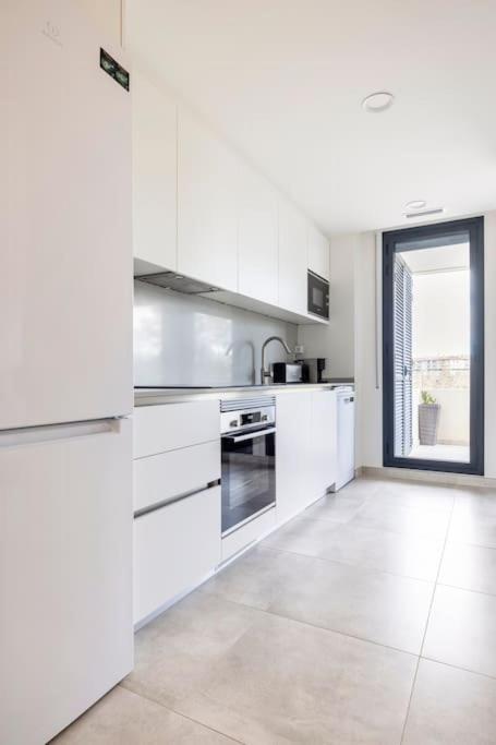 Apartment by the beach with pool and private parking