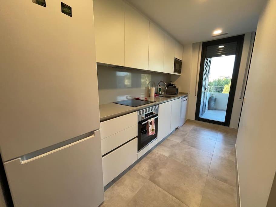 Apartment by the beach with pool and private parking