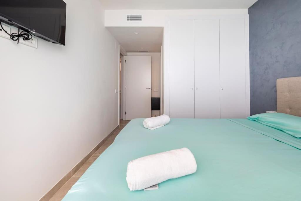 Apartment by the beach with pool and private parking