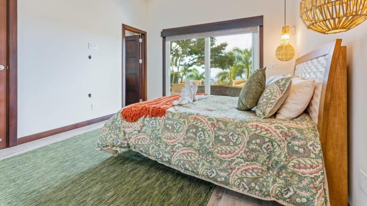 Beautiful House with Sweeping Ocean Views, Modern Design, and a Private Infinity Pool