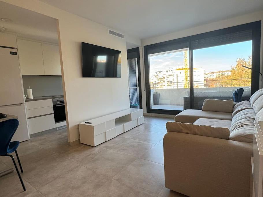 Apartment by the beach with pool and private parking