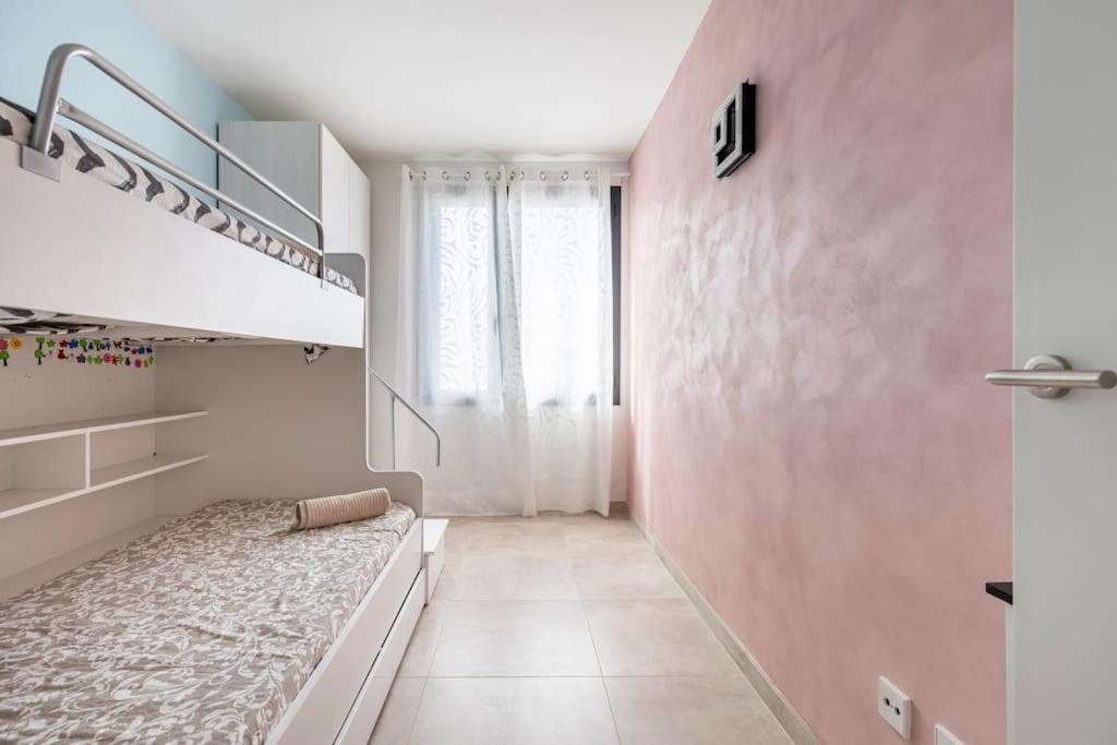 Apartment by the beach with pool and private parking
