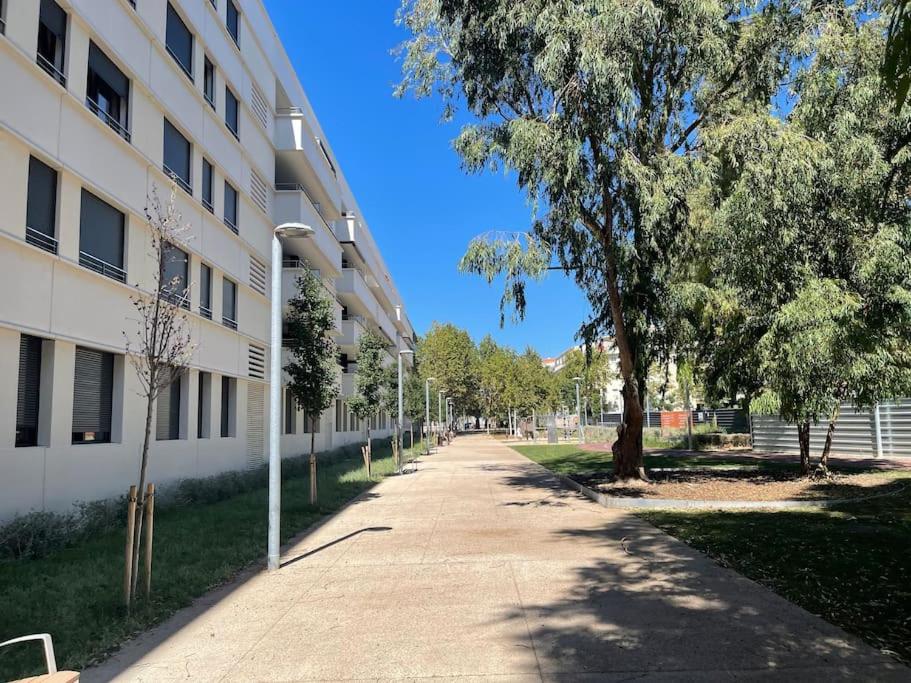 Apartment by the beach with pool and private parking