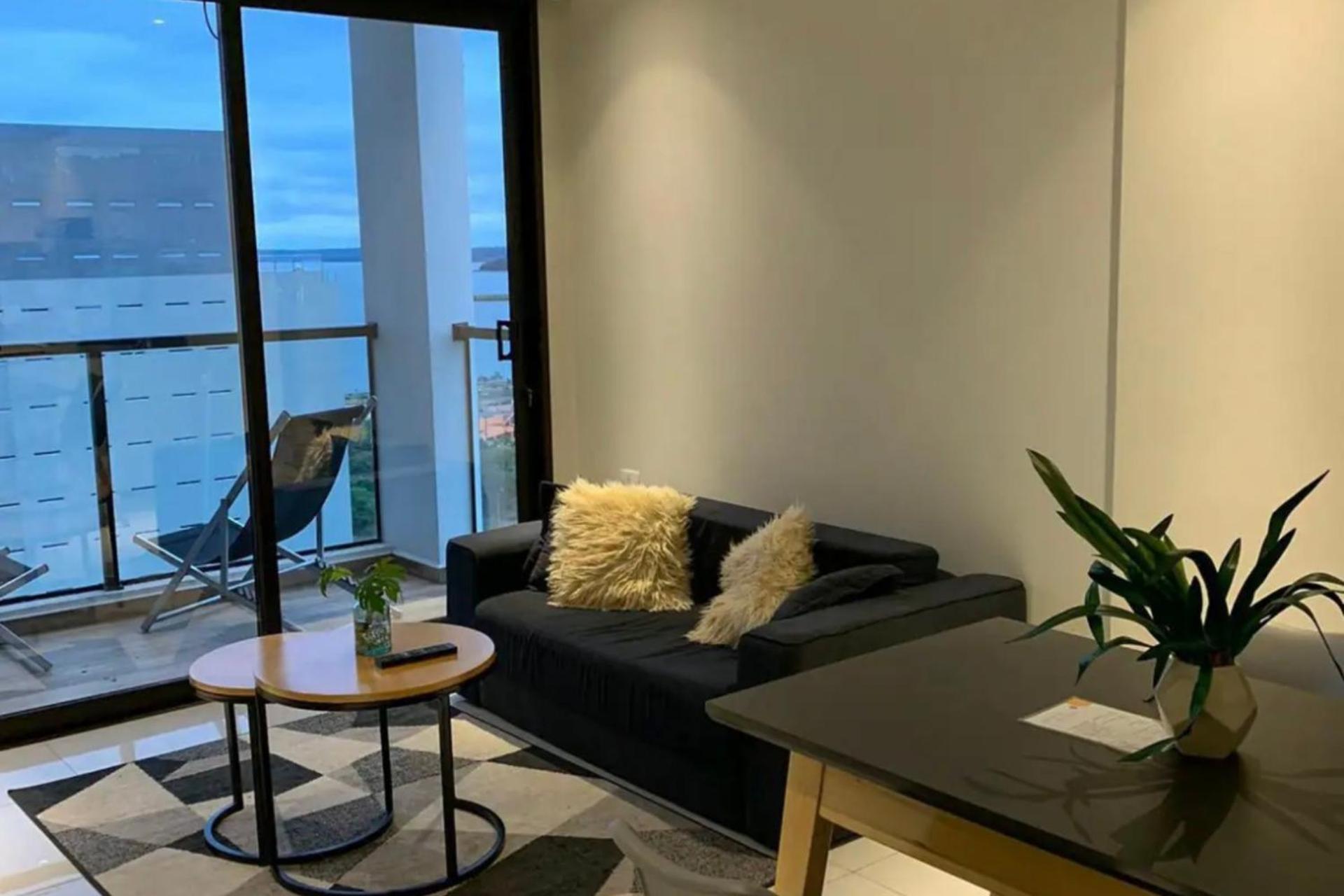 Apartament central with river views, pool and garage