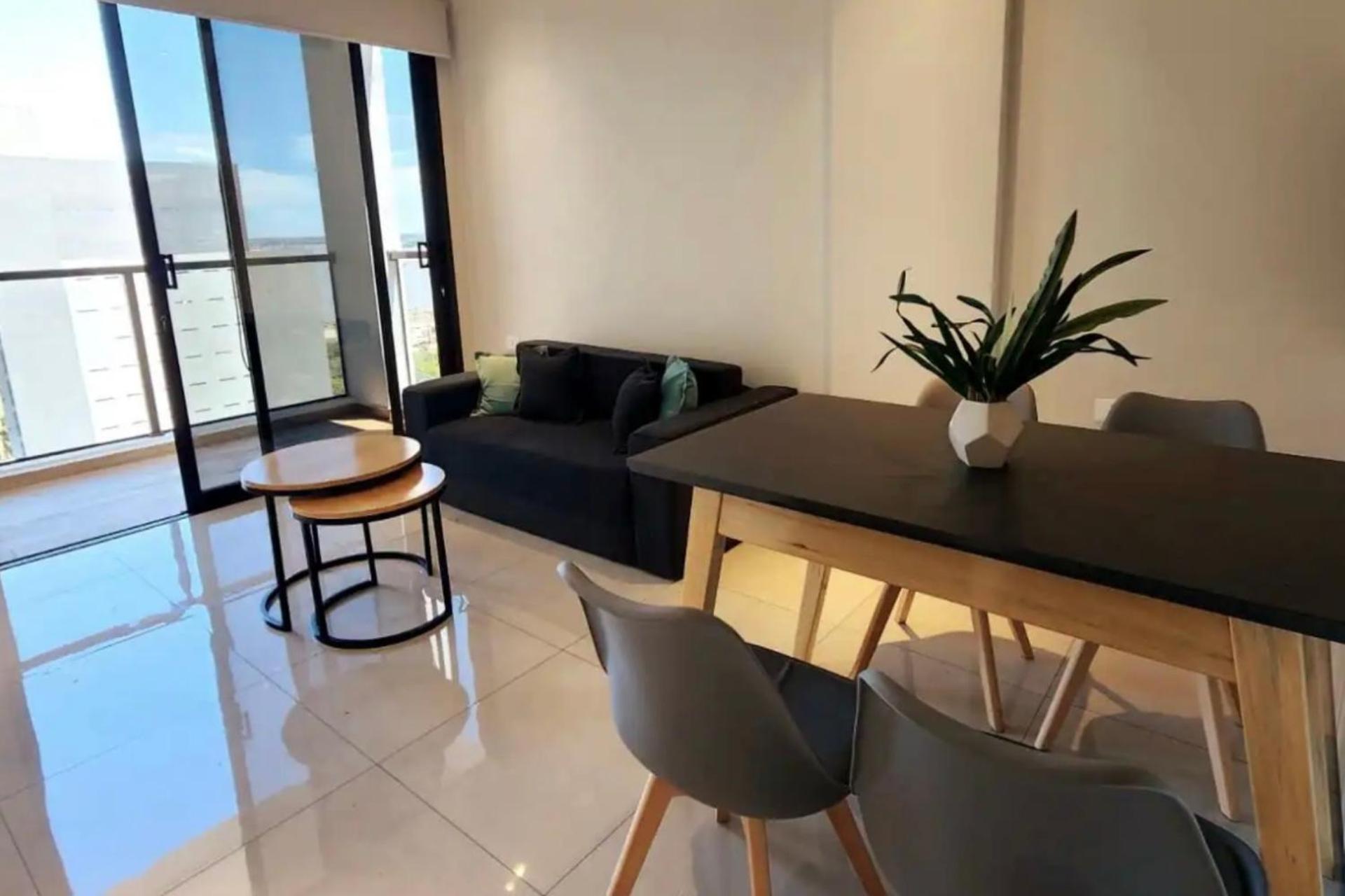 Apartament central with river views, pool and garage