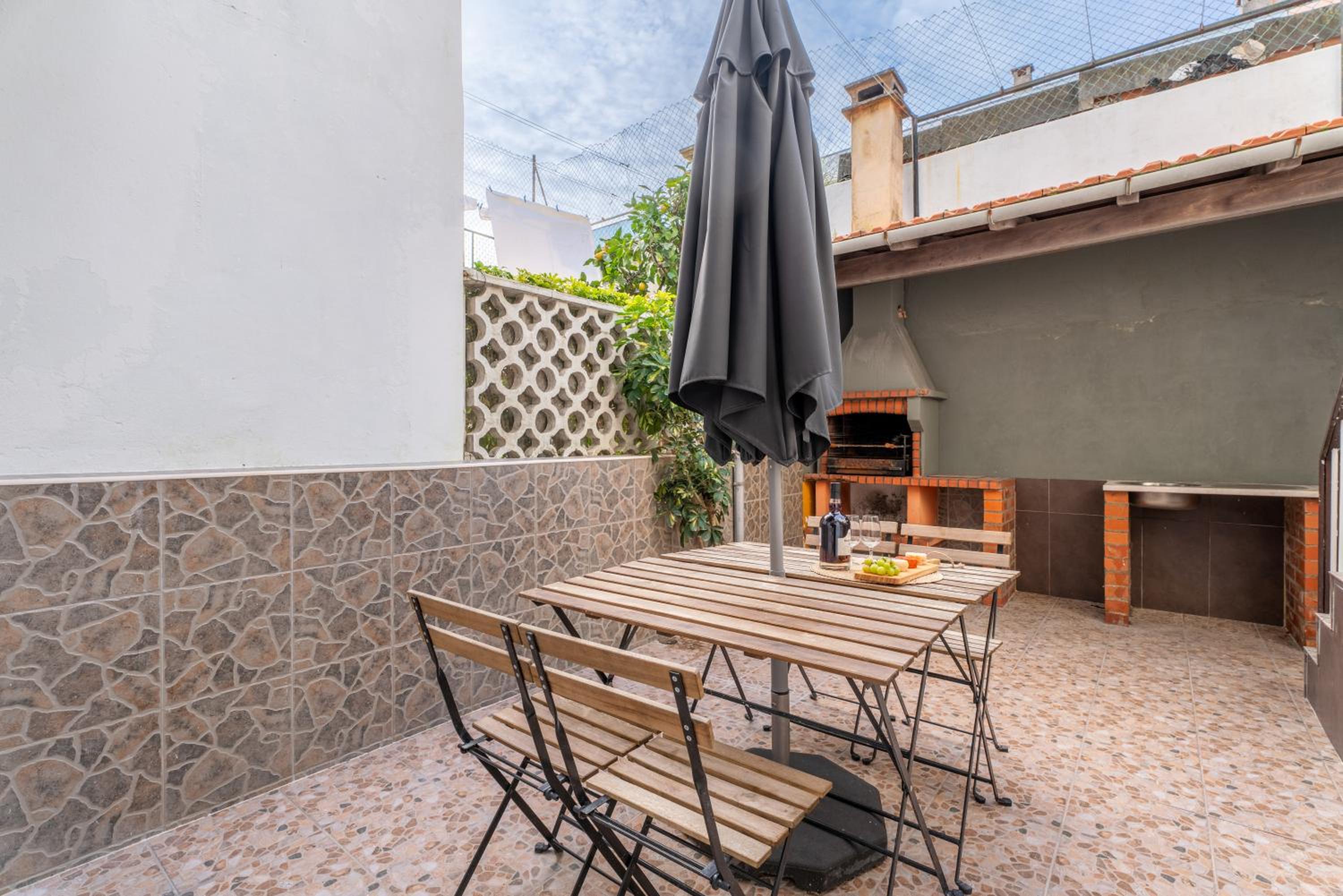 Host Wise - Spacious Sunny House with terrace & BBQ view 4